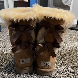 UGG Bailey Bow II - women’s size 9